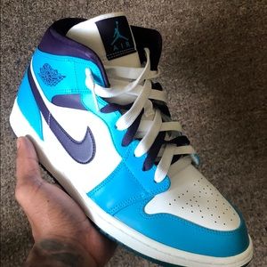 Jordan 1 Mids Hornets